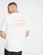 adidas Running - Hvid T-shirt med 'Run Smile Repeat'-print bagpå