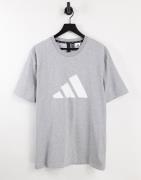 adidas Training - T-shirt med stort logo i grå