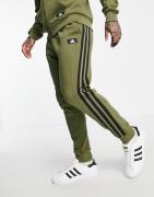 adidas - Joggingbukser med tre striber i kakigrøn