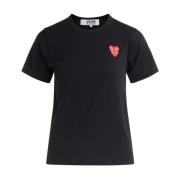 Sort T-shirt med hjerteoverlæg til kvinder