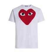 Kortærmet hvid T-shirt med rødt hjerte