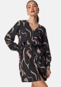 Object Collectors Item Objjacira L/S V-NECK SHORT DRESS Black/AOP Desert Taupe 36