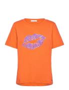 T-Shirt With Kissing Lips - Mid Sleeve Tops T-shirts & Tops Short-sleeved Orange Coster Copenhagen