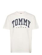 Tjm Reg Arch Varsity Tee Ext Tops T-Kortærmet Skjorte Cream Tommy Jeans