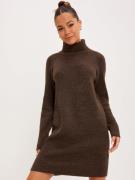 Pieces - Strikkjoler - Chicory Coffee - Pcellen Ls High Neck Knit Dress Noo - Kjoler
