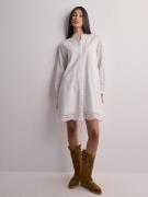 Selected Femme - Langærmede kjoler - Bright White - Slftatiana Ls Short Embr Dress Noos - Kjoler - Long sleeved dresses