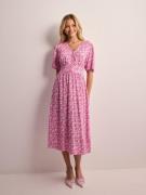 Pieces - Hverdagskjoler - Hot Pink Multi Flower - Pctala Ss Midi Dress Noos Bc - Kjoler