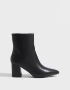 Nelly - Sort - Ankle Boot