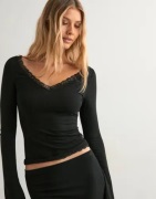 Nelly - Sort - Lace Detail V Neck Top