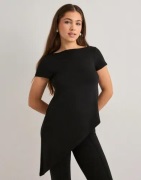 Nelly - Sort - Asymmetric Flowy Tee